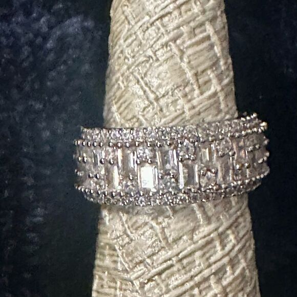 NEW❤️Elegant Anniversary Engagement Silver Encrusted White Cubic Zirconi… - Picture 1 of 9